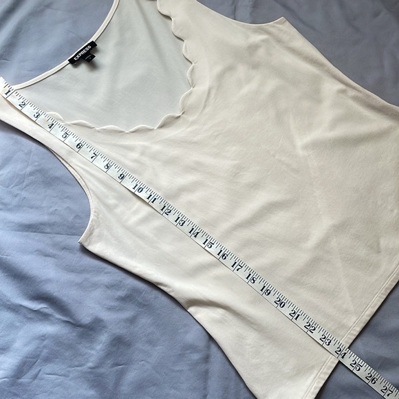 Express women’s v-neck scalloped edge tank | cream | size large - Picture 6 of 7